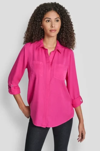 Abierto por la espalda, botones en la parte delantera y lengüeta enrollada