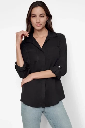 Abierto por la espalda, botones en la parte delantera y lengüeta enrollada