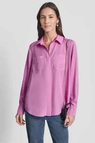 Abierto por la espalda, botones en la parte delantera y lengüeta enrollada