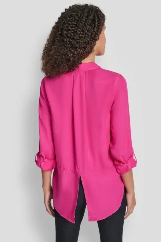 Abierto por la espalda, botones en la parte delantera y lengüeta enrollada