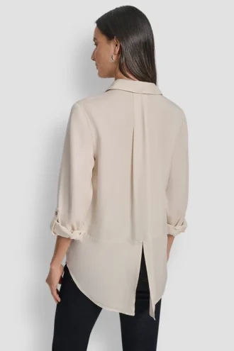 Abierto por la espalda, botones en la parte delantera y lengüeta enrollada