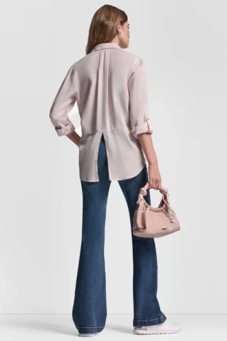 Abierto por la espalda, botones en la parte delantera y lengüeta enrollada