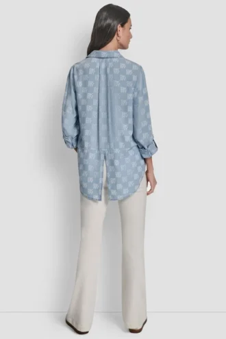 Abierto por la espalda, botones en la parte delantera y lengüeta enrollada