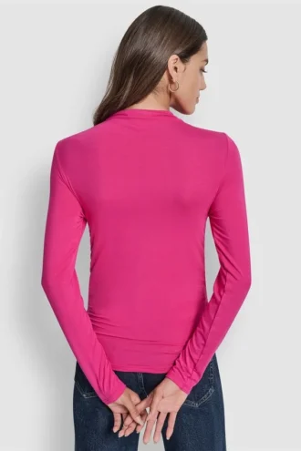 Blusa de cuello alto con fruncidos laterales y mangas largas con Pedrería