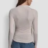 Blusa de cuello alto con fruncidos laterales y mangas largas con Pedrería