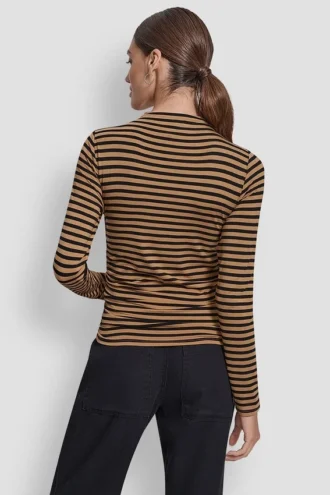 Blusa de cuello alto con fruncidos laterales y mangas largas con Pedrería