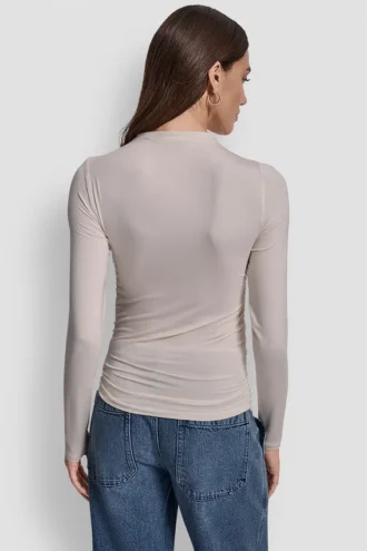 Blusa de cuello alto con fruncidos laterales y mangas largas con Pedrería