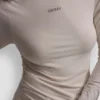 Blusa de cuello alto con fruncidos laterales y mangas largas con Pedrería