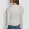Blusa de cuello alto y mangas largas con fruncidos laterales