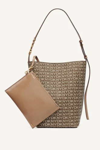 Bolso tipo cubo con el logo de Avril