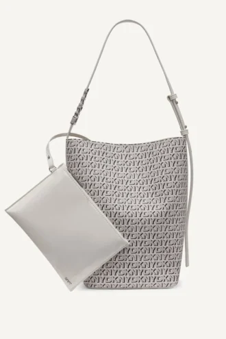 Bolso tipo cubo con el logo de Avril