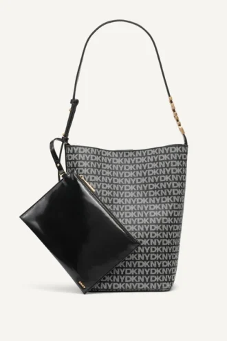 Bolso tipo cubo con el logo de Avril