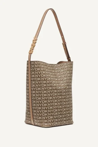 Bolso tipo cubo con el logo de Avril