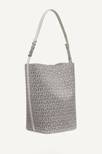 Bolso tipo cubo con el logo de Avril