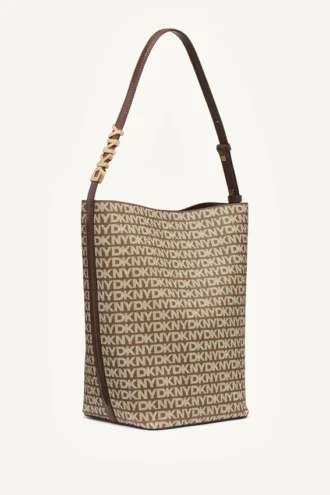 Bolso tipo cubo con el logo de Avril