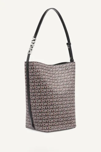 Bolso tipo cubo con el logo de Avril