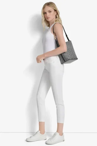 Bolso tipo cubo con el logo de Avril