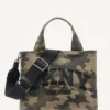 Bolsos Tote Hadlee pequeño con estampado de camuflaje y logotipo bordado