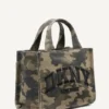 Bolsos Tote Hadlee pequeño con estampado de camuflaje y logotipo bordado