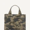 Bolsos Tote Hadlee pequeño con estampado de camuflaje y logotipo bordado