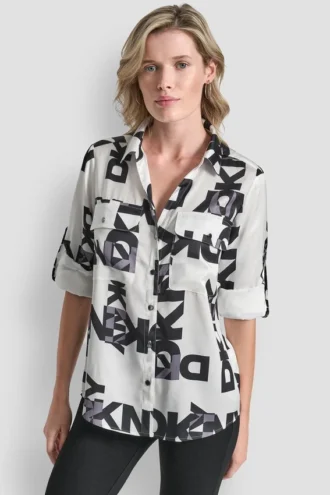 Camisa con lengüeta enrollable y logotipo