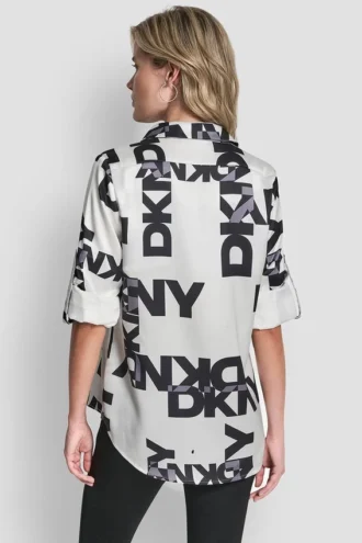 Camisa con lengüeta enrollable y logotipo