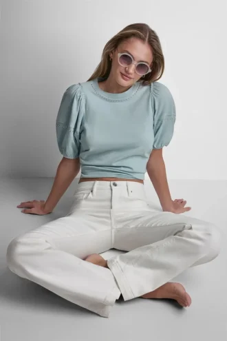 Camisa con mini volantes y tachuelas