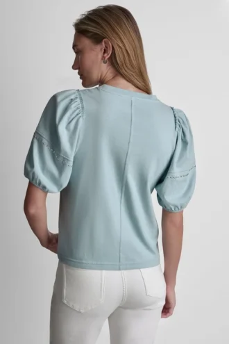 Camisa con mini volantes y tachuelas