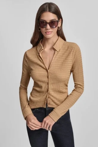 Camisa de encaje ondulado con cuello en V