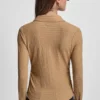 Camisa de encaje ondulado con cuello en V