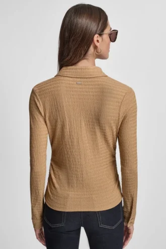 Camisa de encaje ondulado con cuello en V