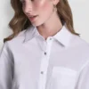 Camisa de popelín con botones de pedrería Camisa de popelín con botones de pedrería