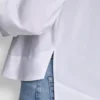 Camisa de popelín con botones de pedrería Camisa de popelín con botones de pedrería