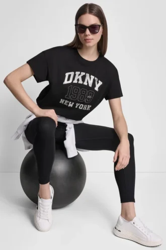 Camiseta con logo DKNY 1989 y tachuelas