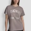 Camiseta con logo DKNY 1989 y tachuelas