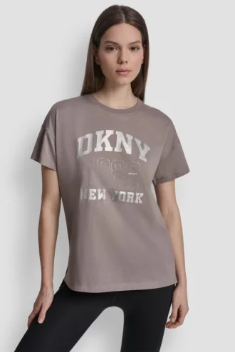 Camiseta con logo DKNY 1989 y tachuelas