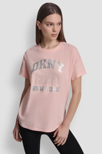 Camiseta con logo DKNY 1989 y tachuelas