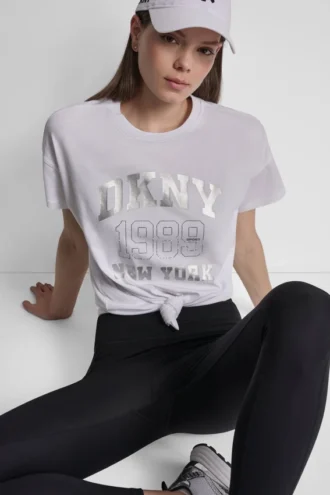 Camiseta con logo DKNY 1989 y tachuelas