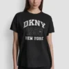 Camiseta con logo DKNY 1989 y tachuelas