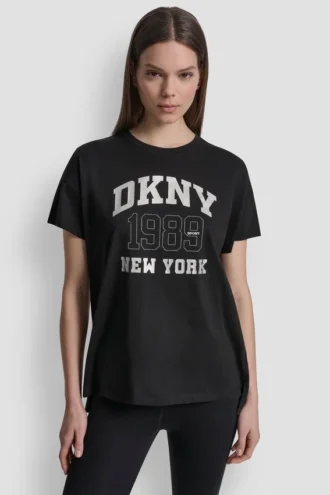 Camiseta con logo DKNY 1989 y tachuelas