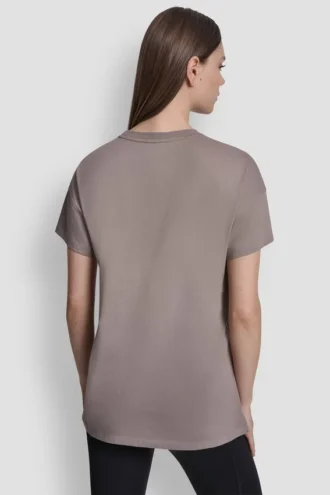 Camiseta con logo DKNY 1989 y tachuelas