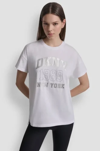Camiseta con logo DKNY 1989 y tachuelas