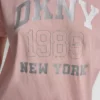 Camiseta con logo DKNY 1989 y tachuelas