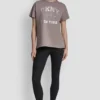 Camiseta con logo DKNY 1989 y tachuelas