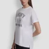 Camiseta con logo DKNY 1989 y tachuelas