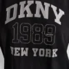 Camiseta con logo DKNY 1989 y tachuelas