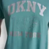 Camiseta con logo DKNY 1989 y tachuelas