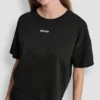 Camiseta con logo metálico