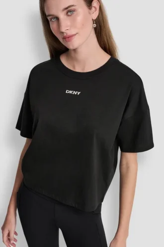 Camiseta con logo metálico