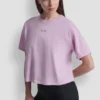 Camiseta con logo metálico